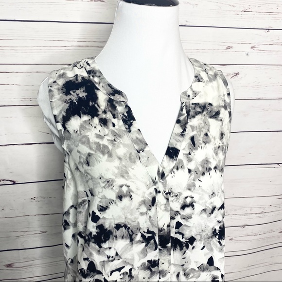 Apt 9 Sleeveless V Neck Blouse Top Size Small Black, White, & Gray Floral Print - Picture 4 of 9